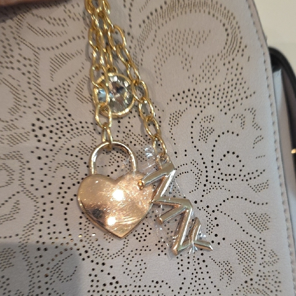 Elegant Cream Handbag with Gold Accents - Picture 3 of 11